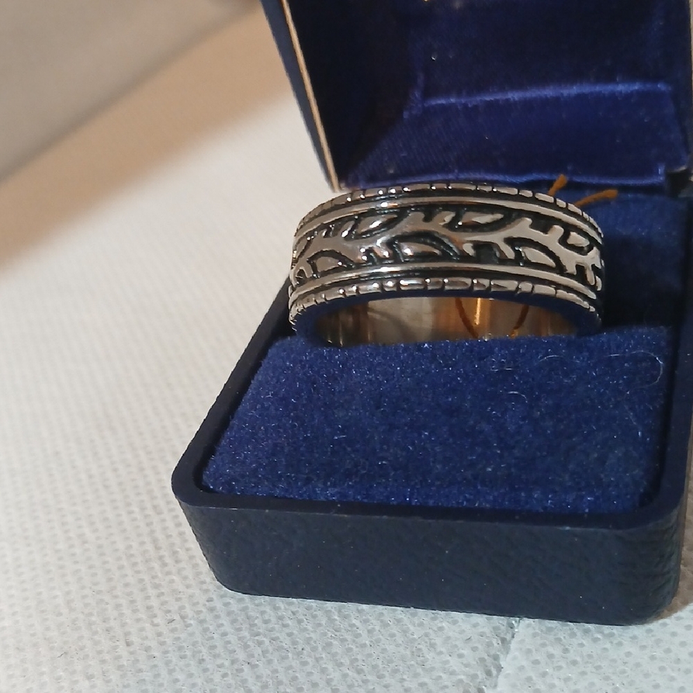 Silver Tone Ring With Design - Picture 1 of 4